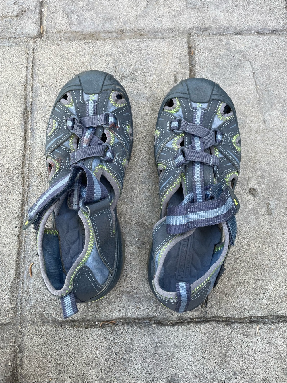Kids Closed-Toe Gray and Green Outdoor Sandals with Hook-and-Loop Strap
